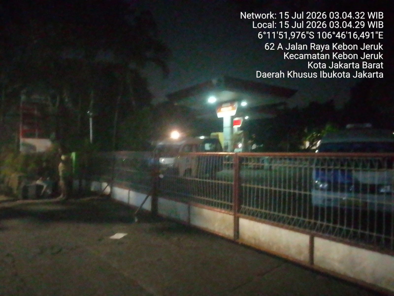 SPBU di Kebon Jeruk Jakarta Barat pada malam hari yang menjadi lokasi dugaan penyalahgunaan distribusi BBM Pertalite.